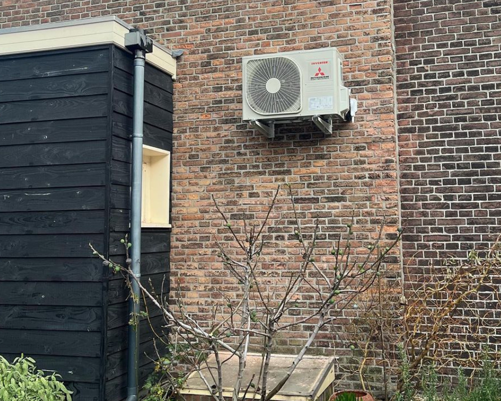 Buitenunit gemonteerd — Mitsubishi airco, door PvdB Klimaattechniek